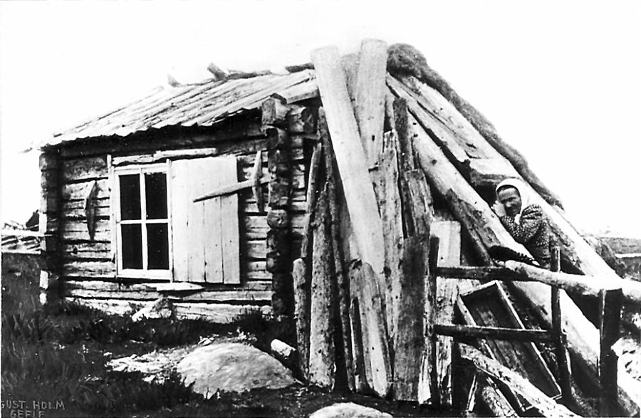 Lainio 01 A.jpg - Fredrik Fredrikssons (Klemettis) bostad belägen vid nuvarande "Feginpirtti". Hans hustru Greta till höger.